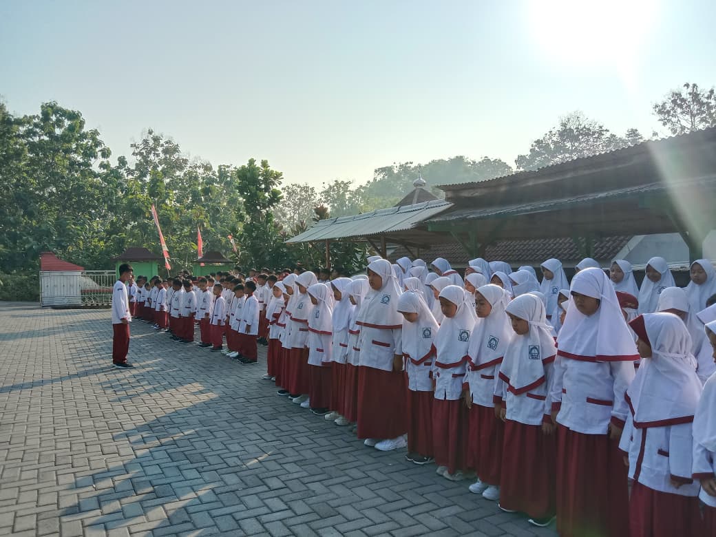Halaman dan gedung Madrasah Ibtidaiyah Islamiyah Senting